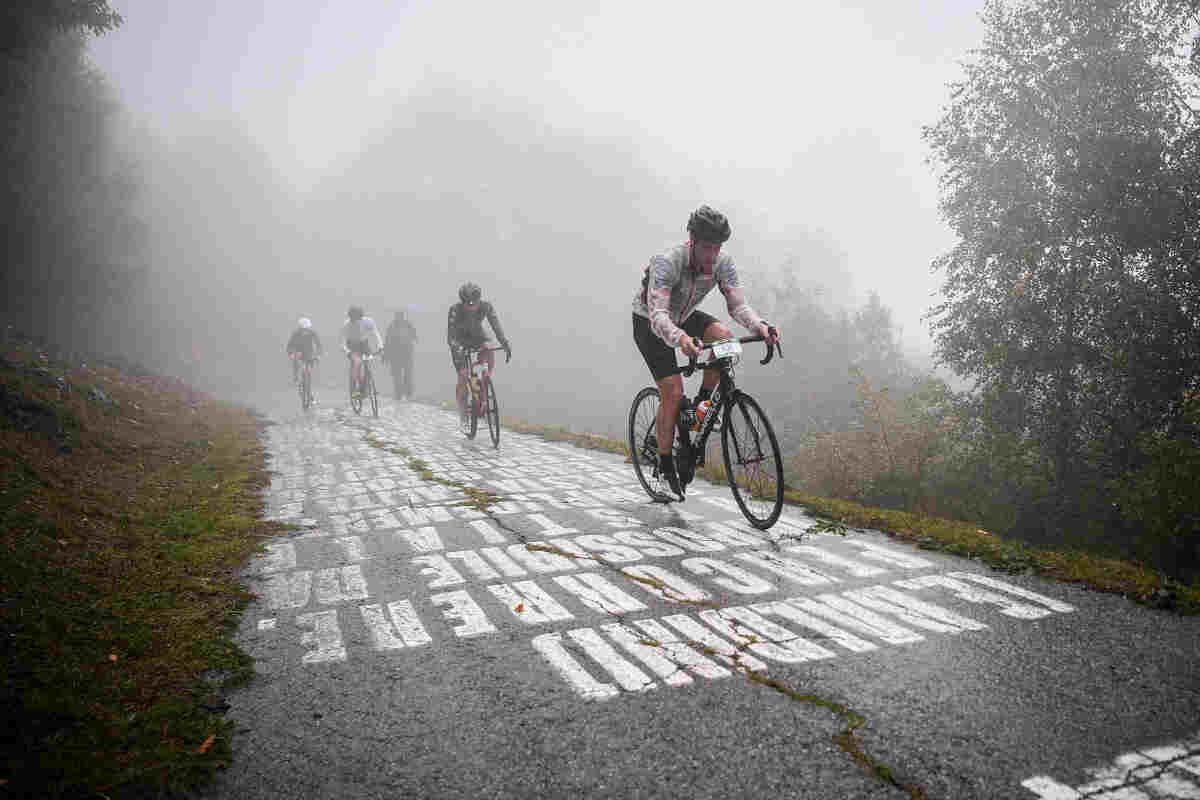 Gran Fondo Il Lombardia, ciclisti in salita nella nebbia