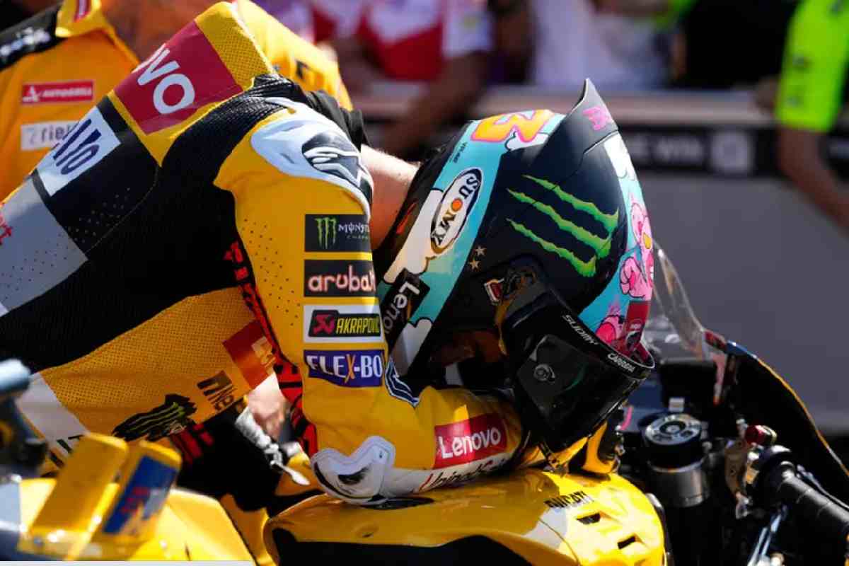 Pecco Bagnaia di giallo vestito molto stanco