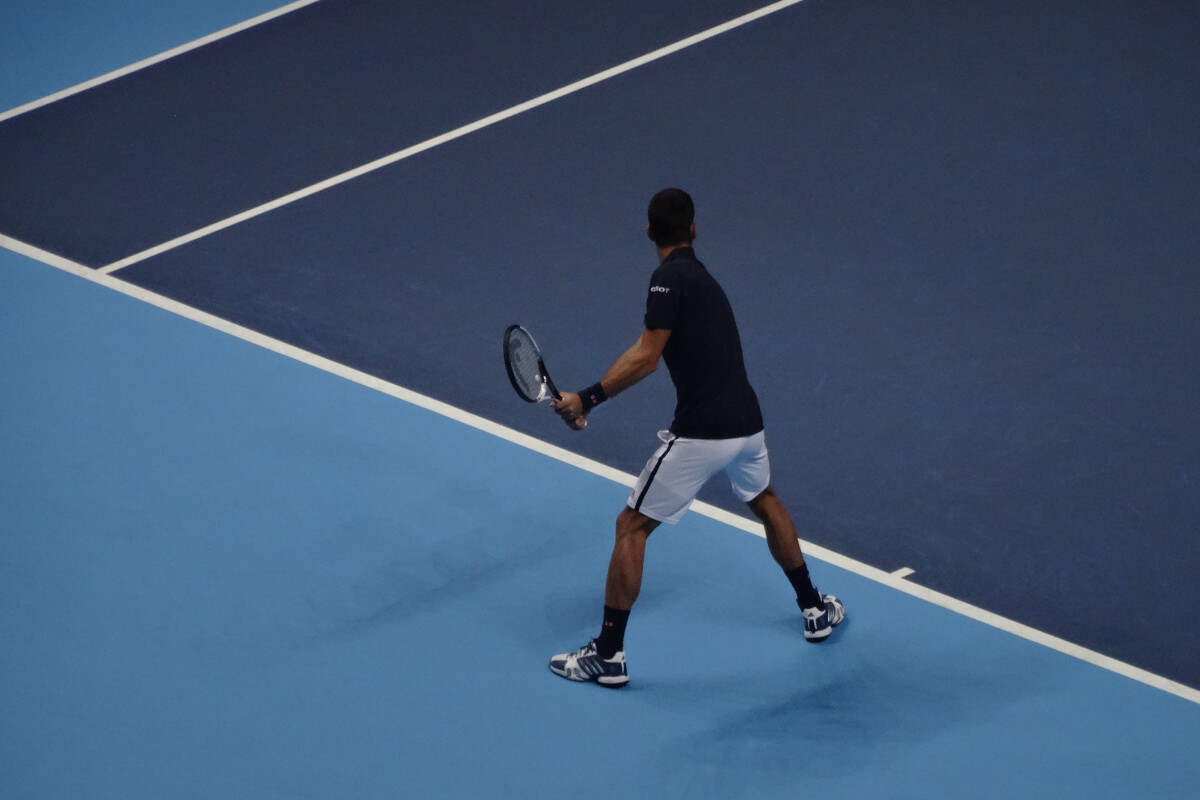 Rovescio di un tennista sul cemento