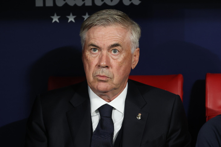Carlo Ancelotti accerchiato da parte della rosa