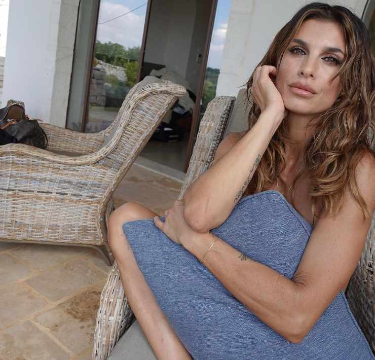 Solo il cuscino a coprirla: pazzesca Elisabetta Canalis