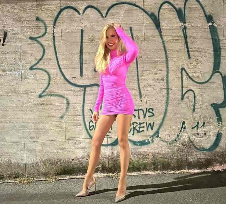 L'abito cortissimo di Federica Panicucci fa impazzire i fan