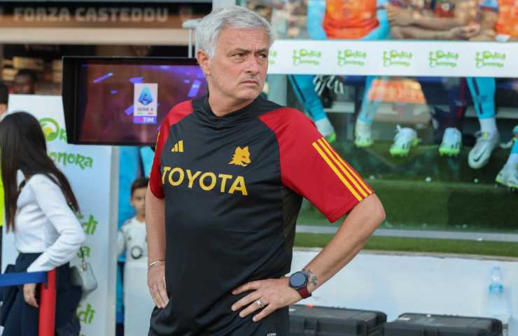 Primo piano di José Mourinho con la divisa della Roma