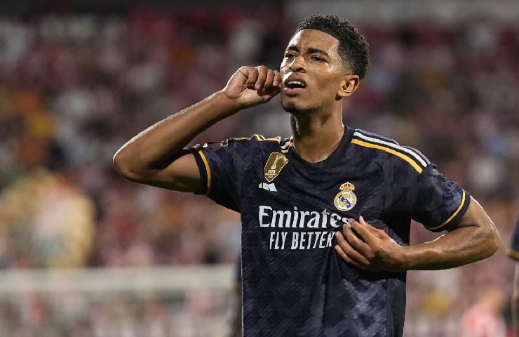 Jude Bellingham esulta con la maglia del Real Madrid