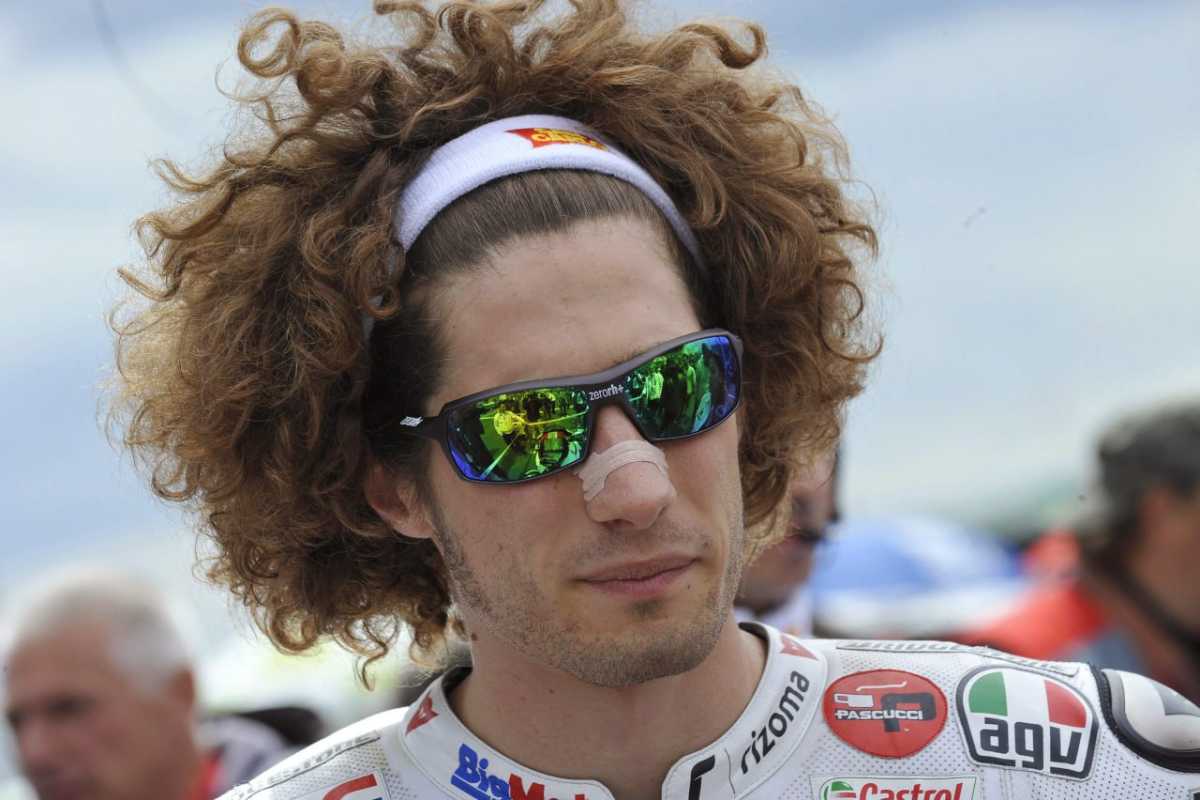 Un primo piano di Marco Simoncelli con gli occhiali da sole