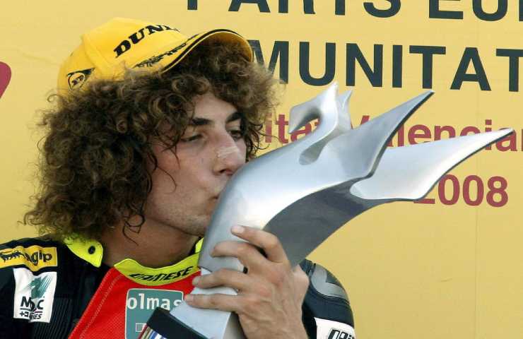 Marco Simoncelli con un trofeo