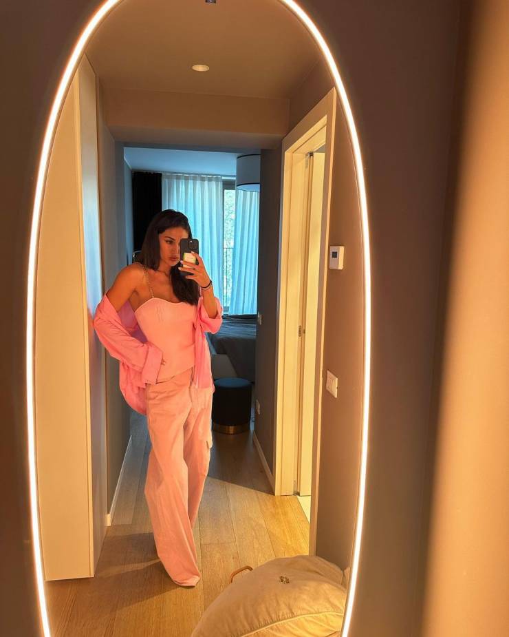 Cecilia Rodriguez, completo rosa allo specchio