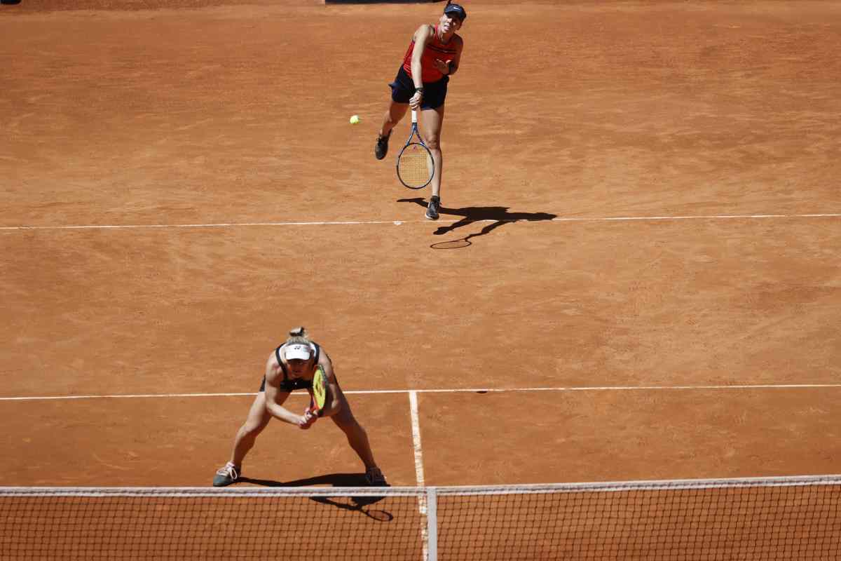 Tacchi alti e abito cortissimo, fan del tennis in delirio