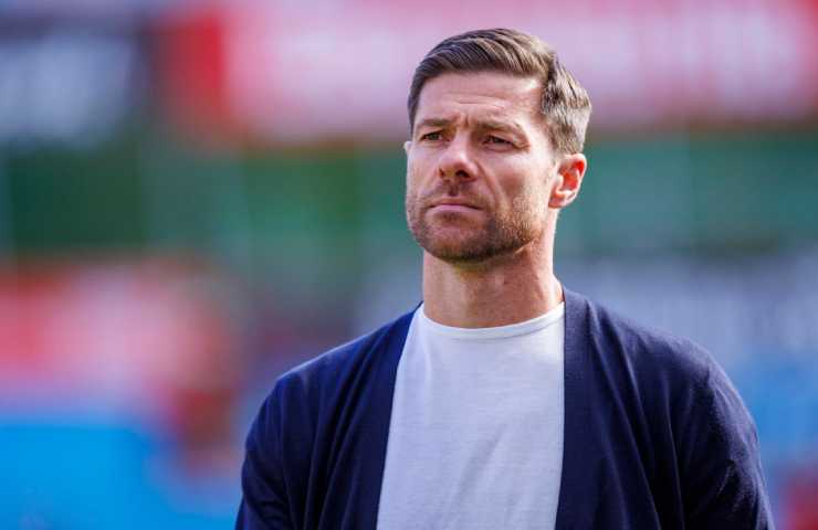 primo piano di Xabi Alonso con t-shirt bianca e maglia scura