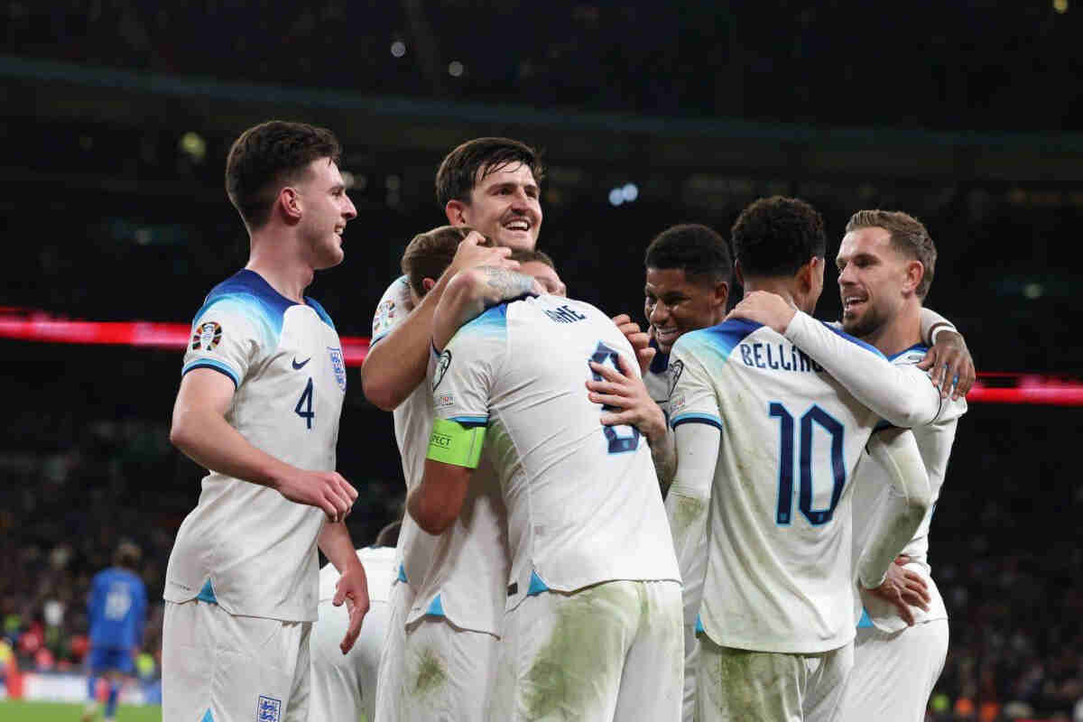 I calciatori della nazionale di calcio inglese esultano dopo un gol