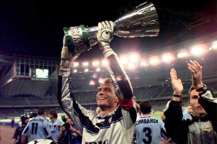 Luca Marchegiani alza la Supercoppa italiana vinta con la Lazio