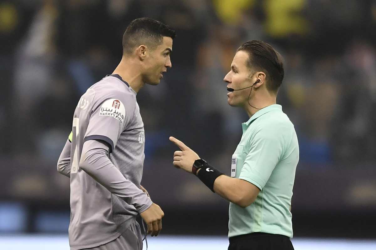 Ronaldo Cristiano lascia campo cori pro Messi