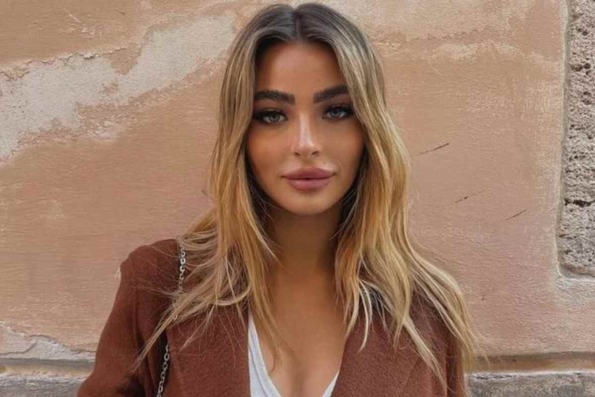 Chiara Frattesi è uno schianto in minigonna e stivali