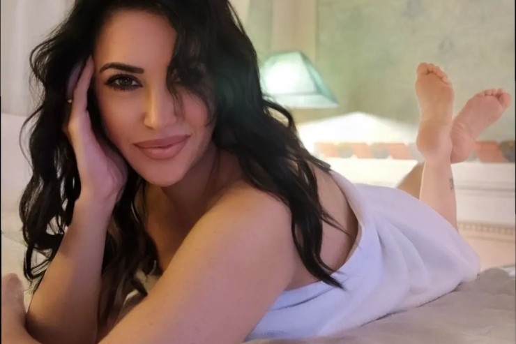 Claudia Ruggeri distesa letto posa accappatoio