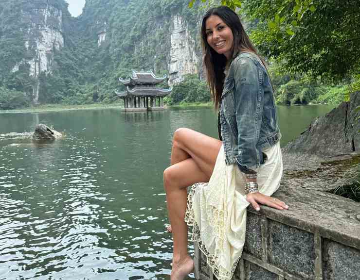 Elisabetta Gregoraci Vietnam viaggio scatti gonna gambe