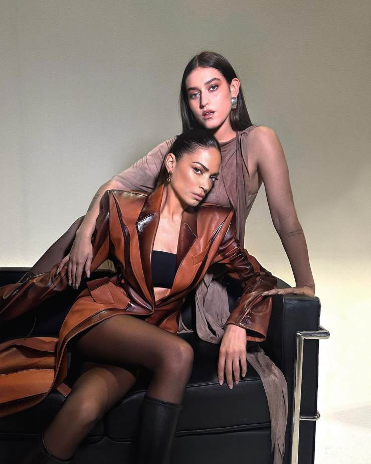 Elodie, la foto con gambe accavallate