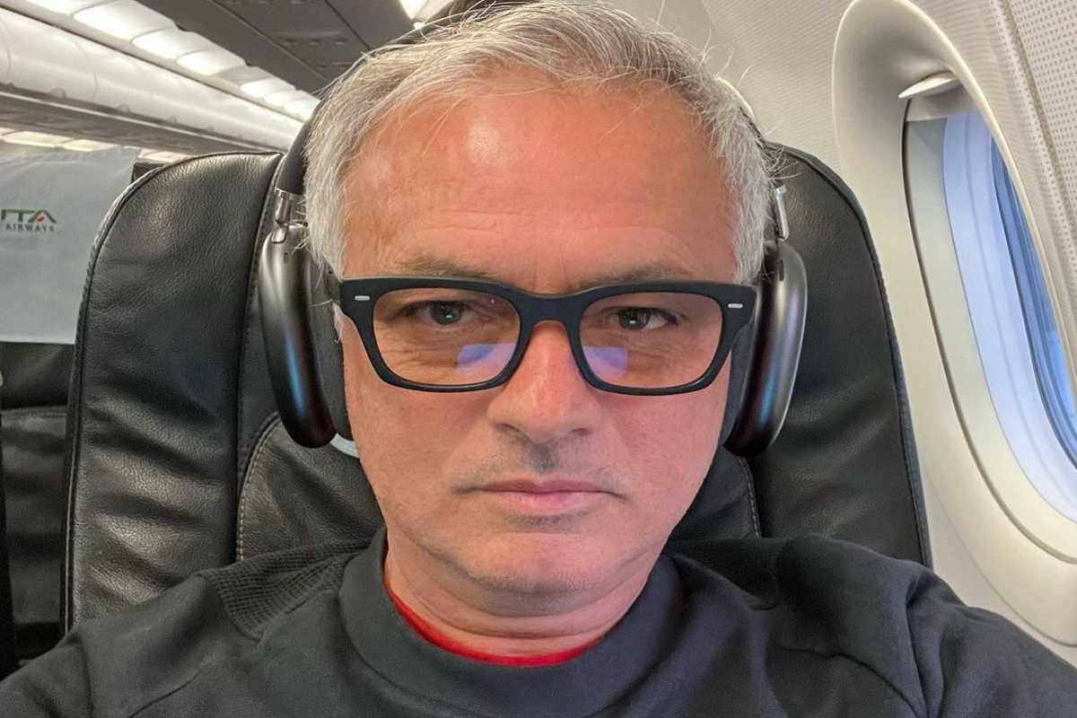 Primo piano di José Mourinho gli occhiali