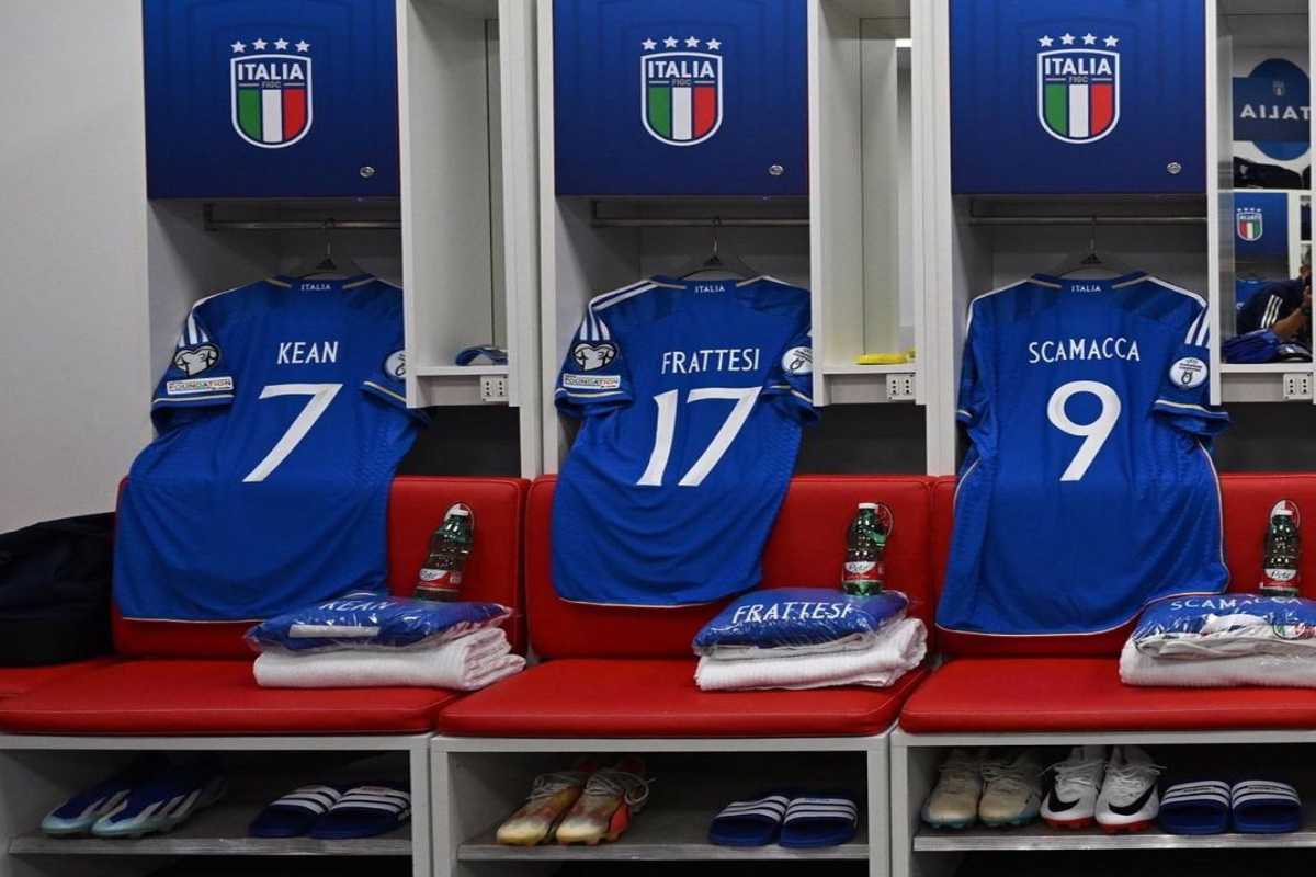 Immagine dello spogliatoio. Le Maglie di Kean,Frattesi e Scamacca