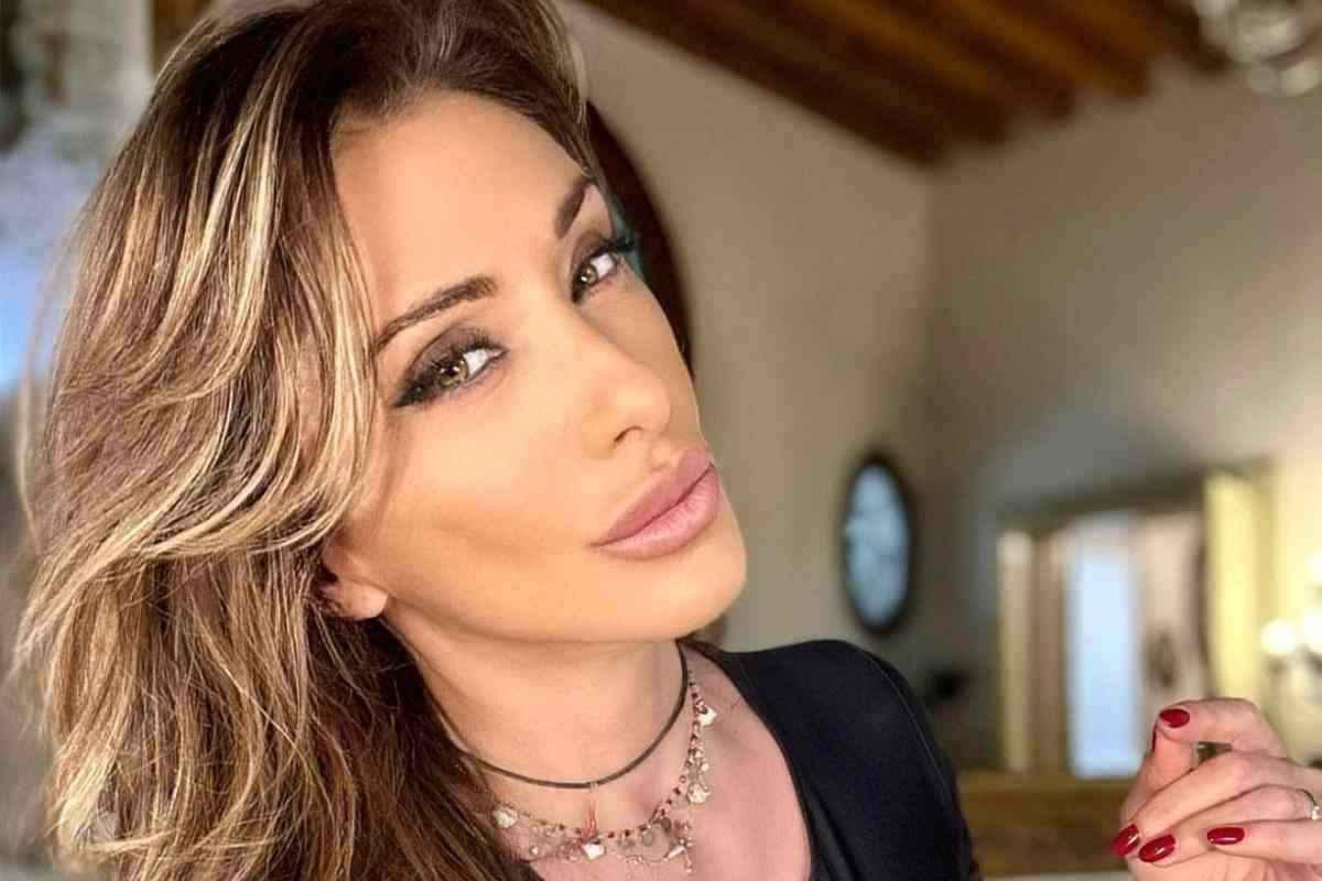 Sabrina Salerno primo piano incontenibile giacca aperta scollatura