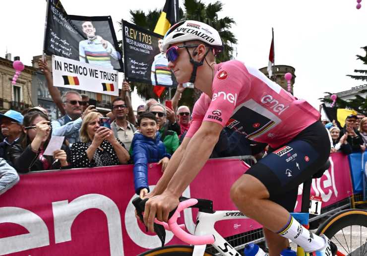Remco Evenepoel con la Maglia Rosa al Giro d'Italia