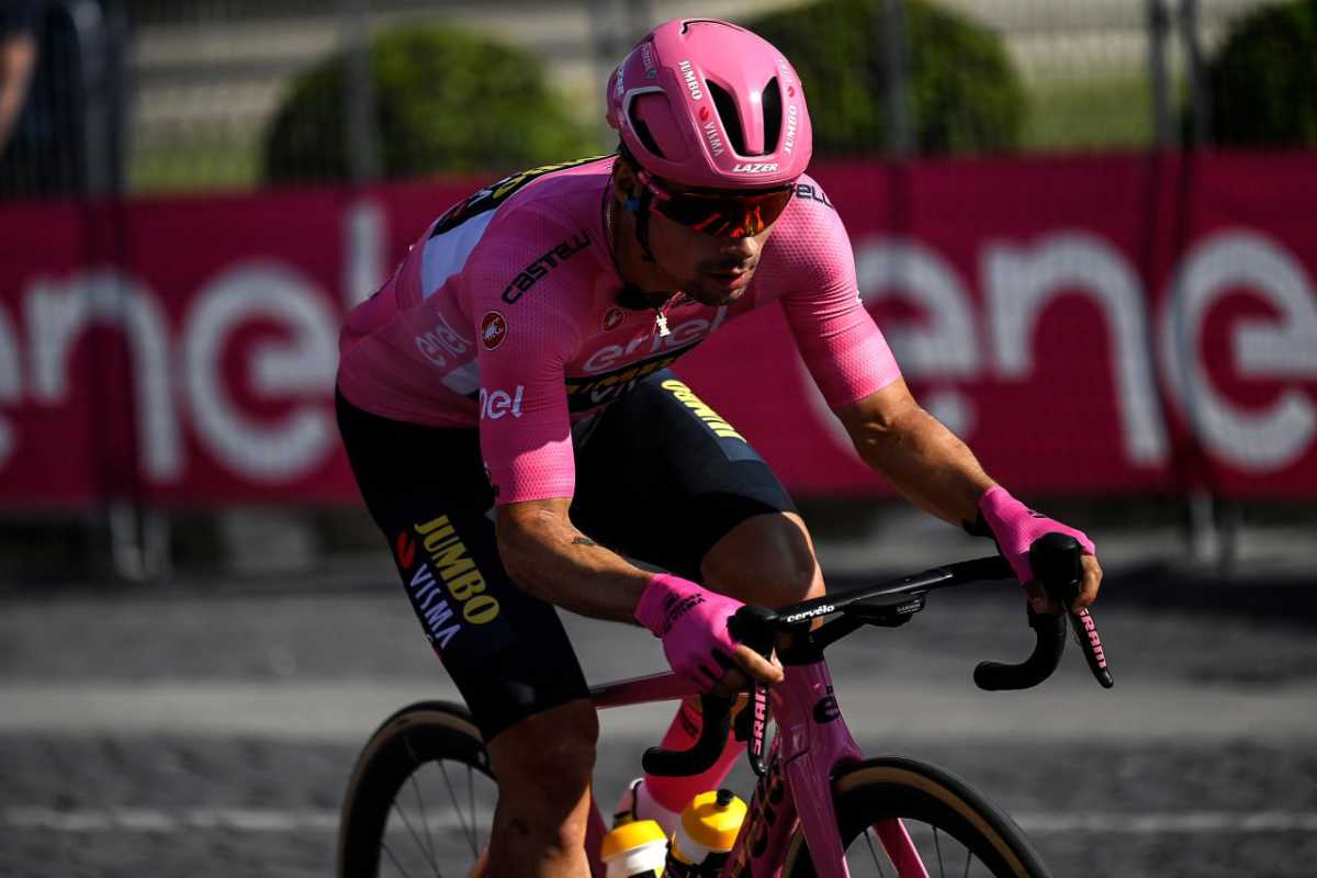Primoz Roglic con la Maglia Rosa al Giro d'Italia