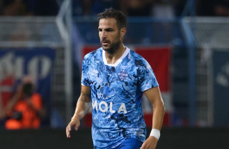 Cesc Fabregas in campo con la maglia del Como