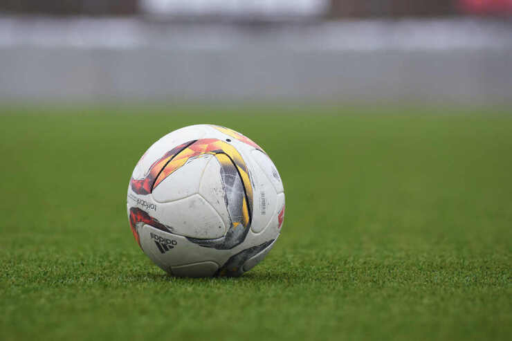 Pallone da calcio su campo in erba 