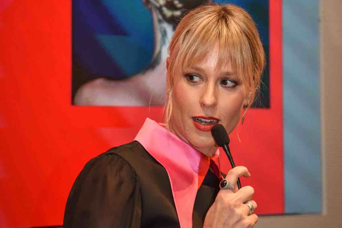 Federica Pellegrini parla al microfono