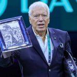 Pietrangeli mostra una foto della prima vittoria dell'Italia in Coppa Davis