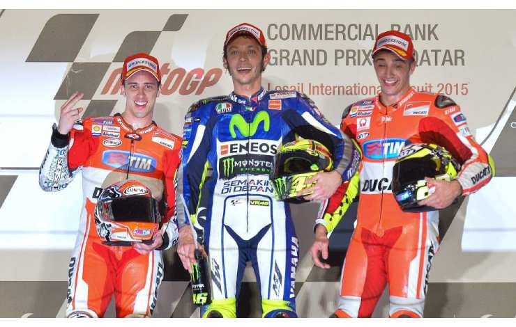 Podio tre motociclisti coloratissimi