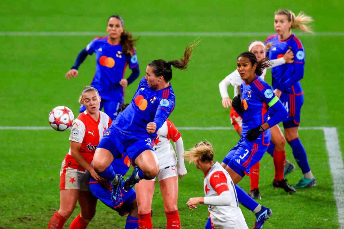 Calciatrici in campo per un match di Women's Champions League