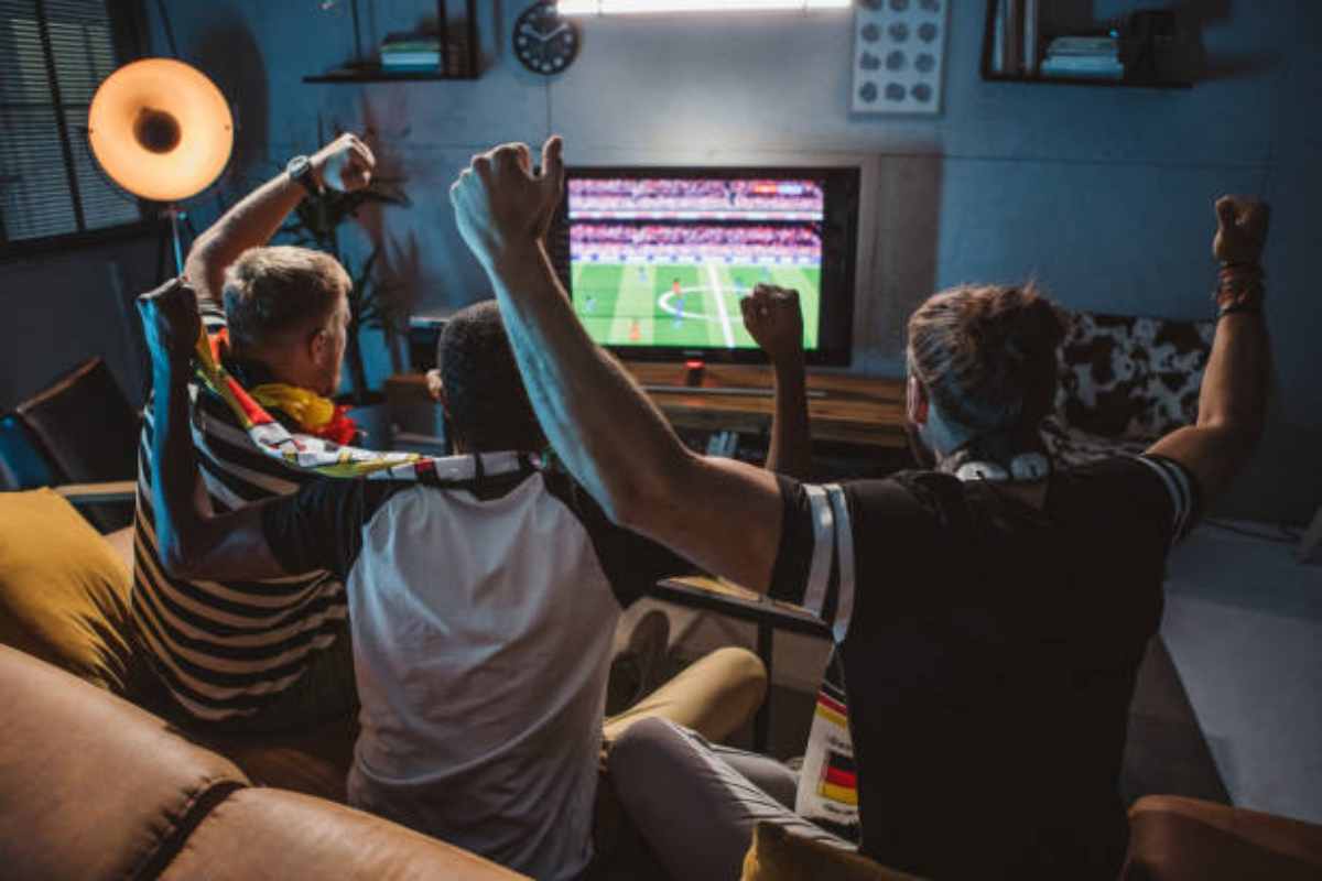 Appassionati guardano una partita di calcio