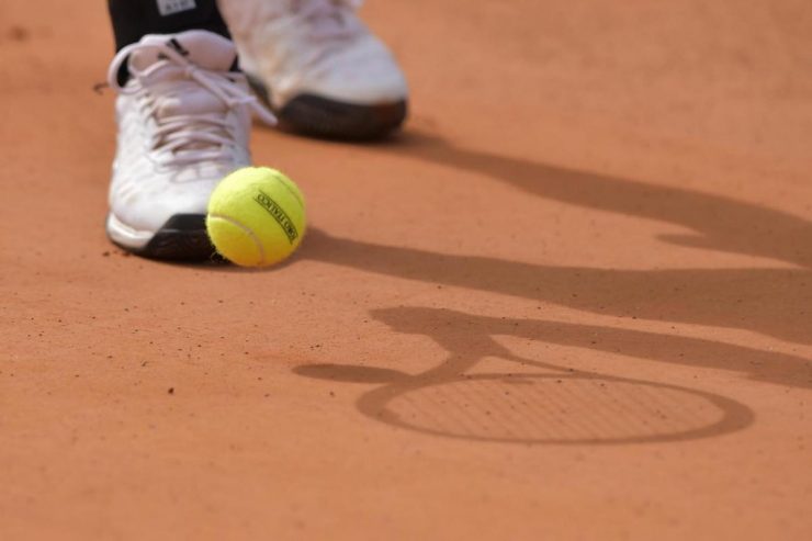 Pallina rimbalza su un campo da tennis