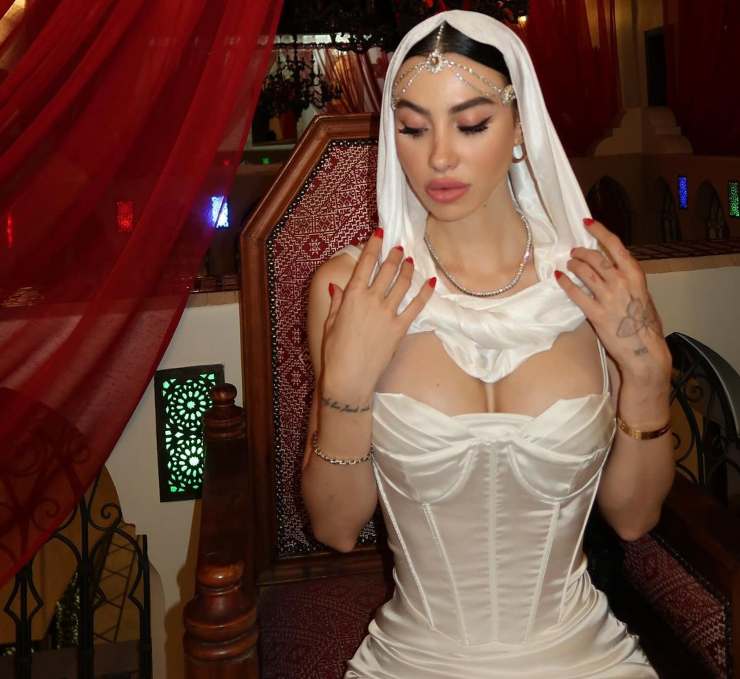 Valentina Fradegrada vacanze Marocco vestito scollatissimo
