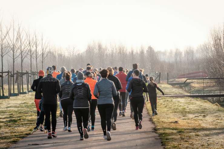 Gruppo di persone corre