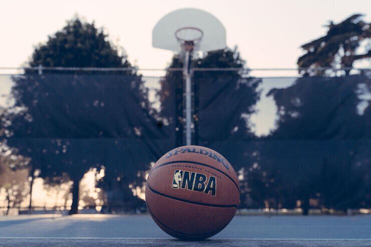 Palla da basket con logo nba