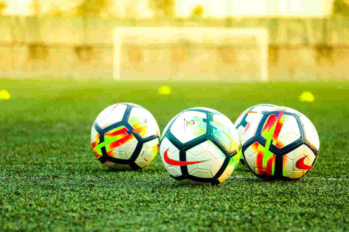 Palloni da calcio su un campo