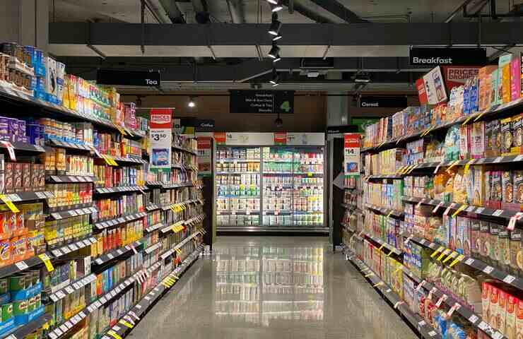corsia supermercato con scaffali pieni