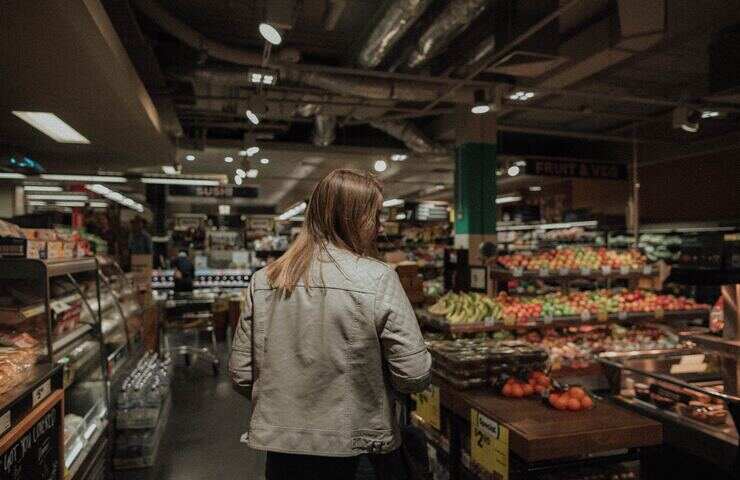 donna fa la spesa al supermercato