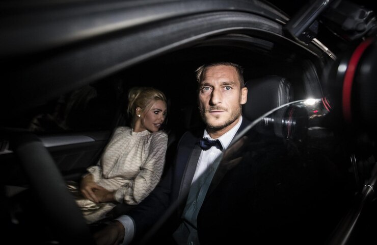 Ilary e Totti in macchina