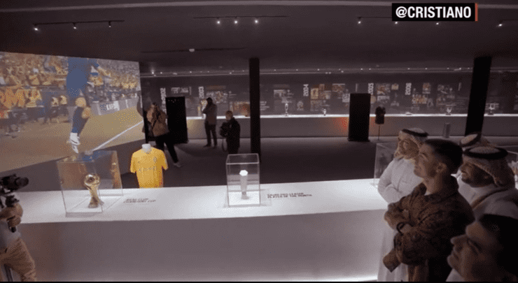 Cristiano Ronaldo al museo in Arabia Saudita
