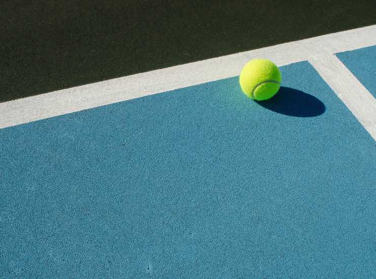 Una pallina su campo da tennis