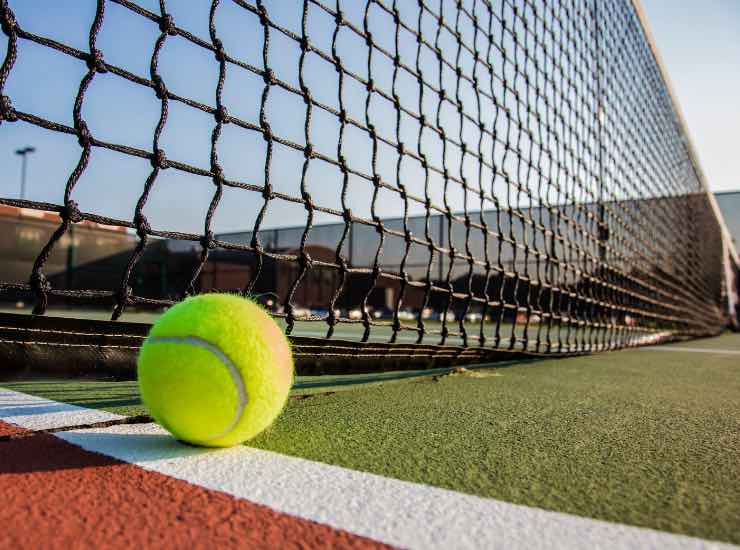 Campo da tennis con pallina