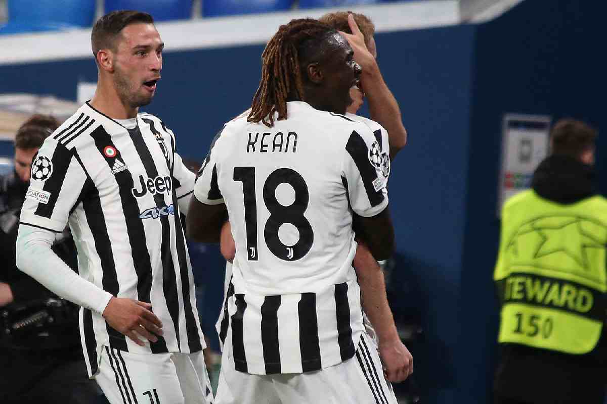 Moise Kean esulta con i suoi compagni di squadra della Juventus