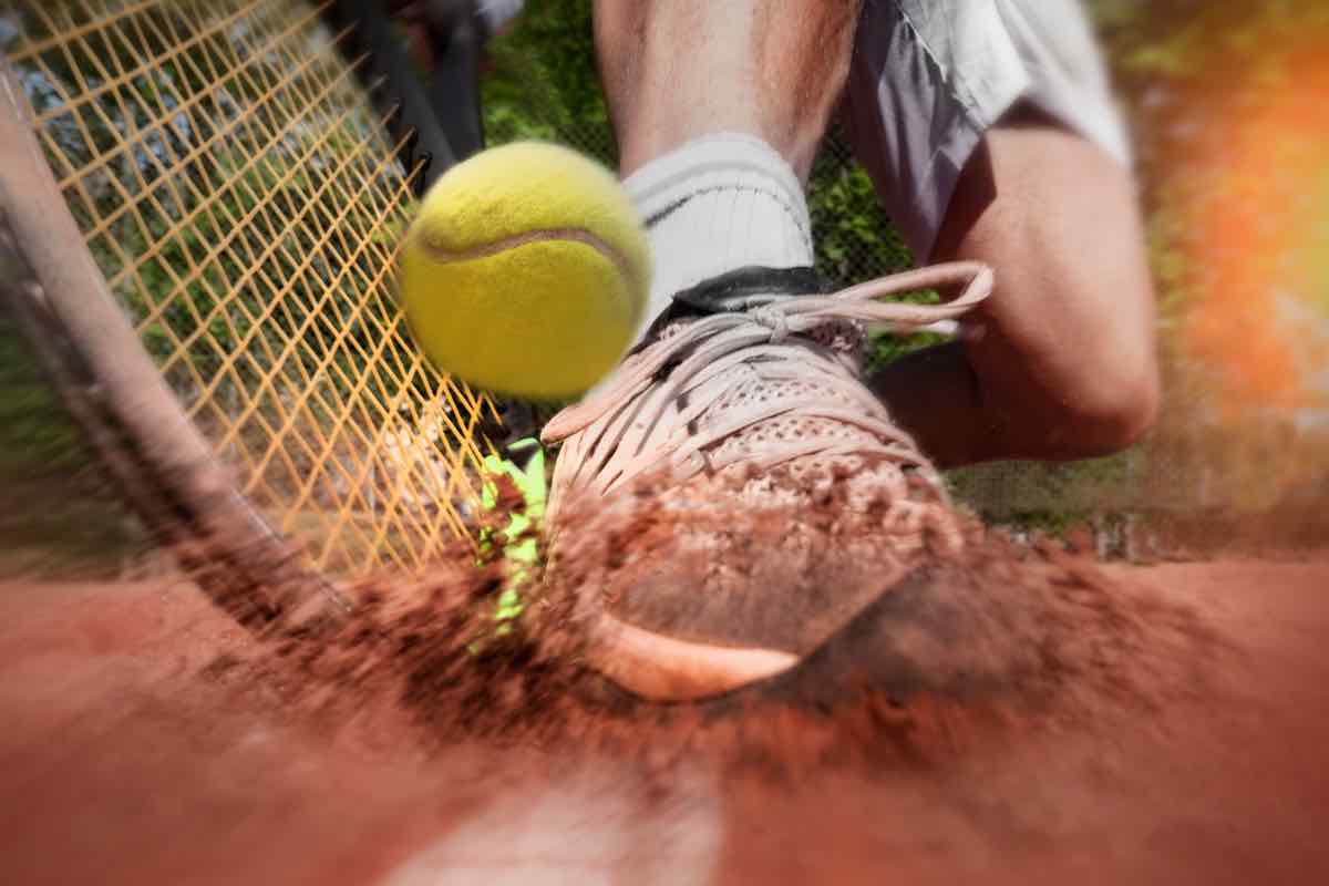 Un tennista durante una giocata