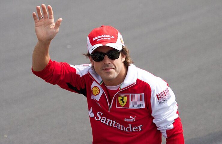 Fernando Alonso saluta vestito Ferrari