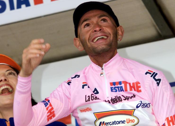 Marco Pantani è stato uno dei ciclisti più amati dagli italiani, grande protagonista di leggendarie imprese in Maglia Rosa