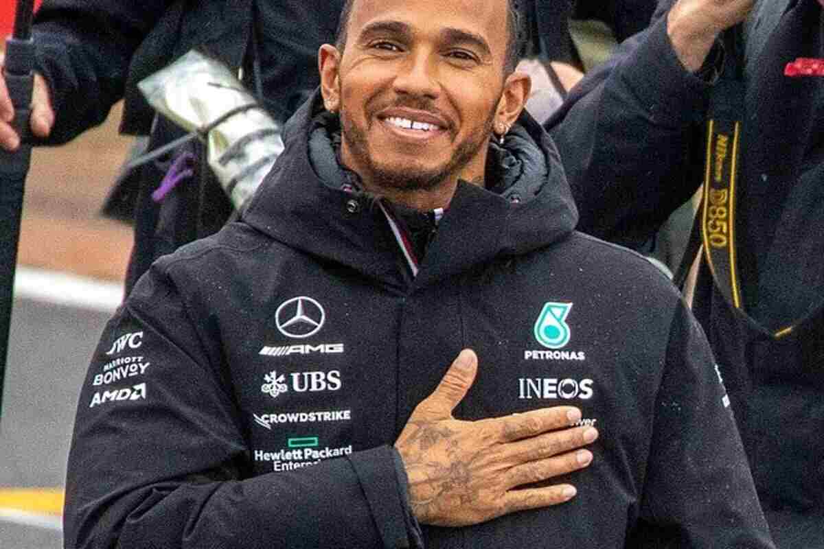 Lewis Hamilton sorride con una mano sul cuore