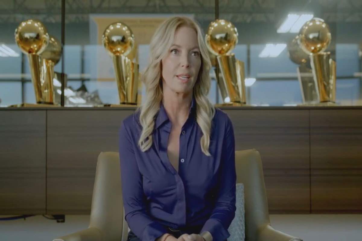 I Lakers di Jeanie Buss omaggio Pat Riley