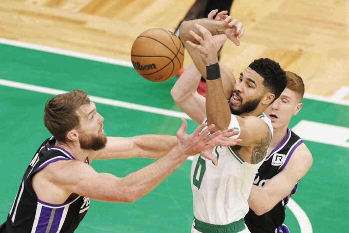 Boston sorprende Golden State con una prestazione da manuale